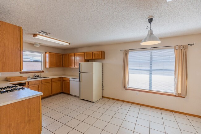 Building Photo - 3 Bedroom 2 Bath Home