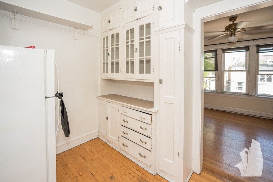 Building Photo - 2015 W Ainslie St