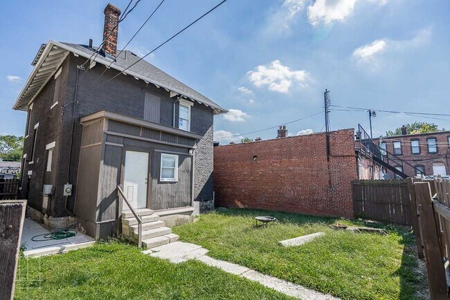Building Photo - 2497 Summit St