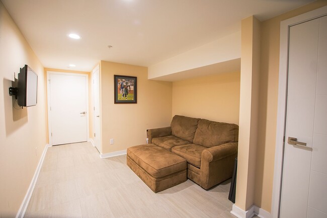 Building Photo - Graduate Hospital Three Bedroom Home