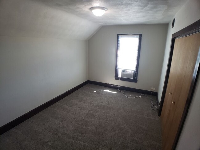 Building Photo - Cozy 2 Bedroom 1 bath Upstairs with Garage