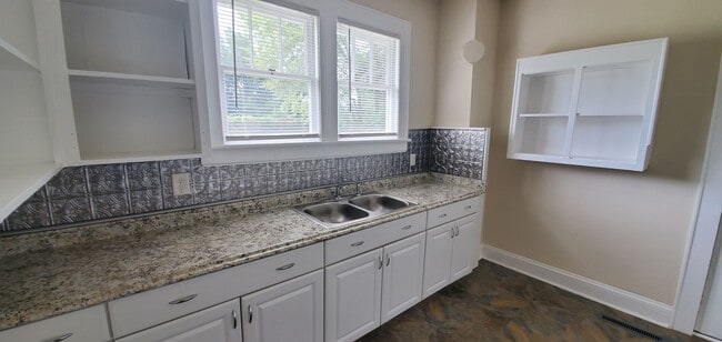 Building Photo - Lovely 2 Bedroom with a Large Yard!