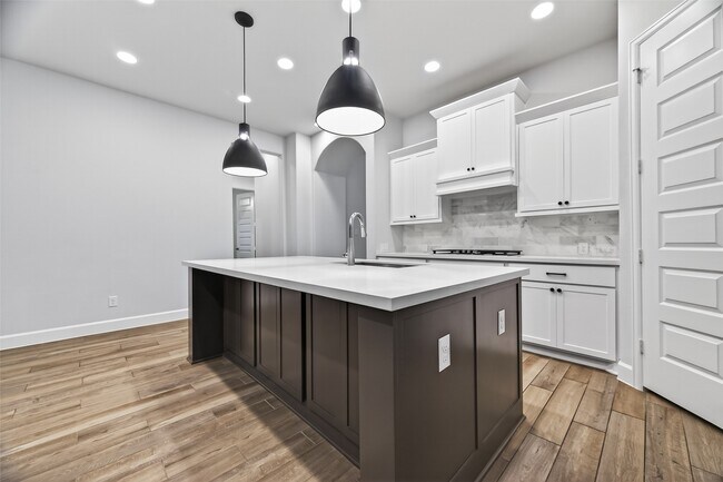 Building Photo - 302 Sky Top Dr