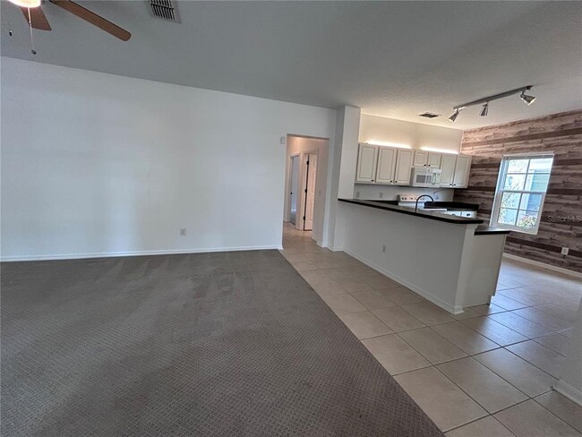 Building Photo - 904 Pawstand Rd