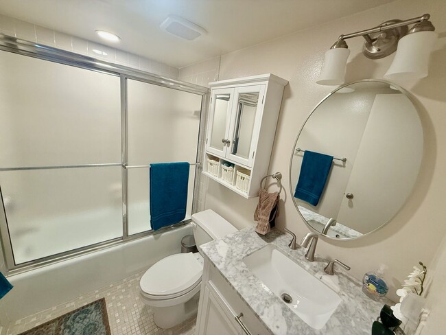 Building Photo - 2 bed 2 bath Turnkey Yearly Rental – Water...