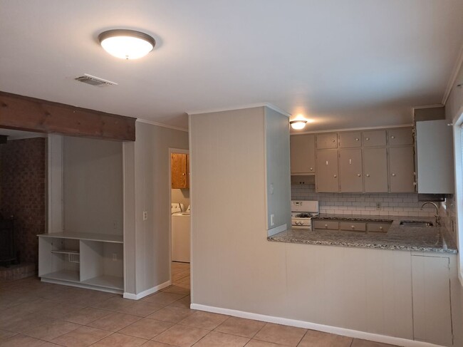 Building Photo - 1306 Leacrest Dr