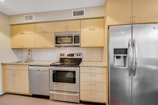 Building Photo - 904 West Ave