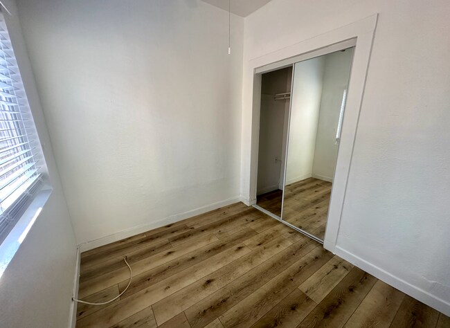 Building Photo - Charming 1 Bed 1 Bath Unit - Move in Speci...