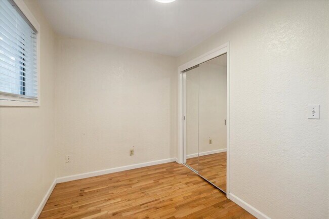 Building Photo - Spacious 3 bed 2.5 bath in Eastgate neighborhood.