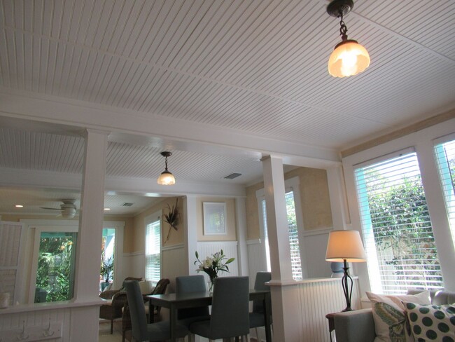 Building Photo - GULFPORT FURN. COTTAGE 2/2 EIGHT MONTH REN...