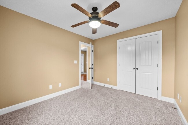 Building Photo - Three Bedroom with Bonus!