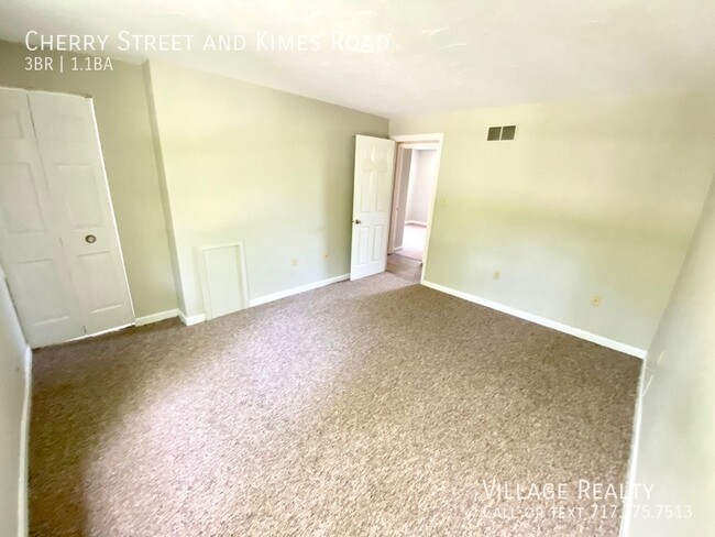 Building Photo - Available late-December! 3-bed Duplex in D...