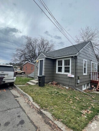Building Photo - 1 Bedroom, 1 Bathroom located in Reaney Park!