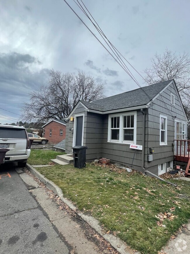 Building Photo - 1 Bedroom, 1 Bathroom located in Reaney Park!