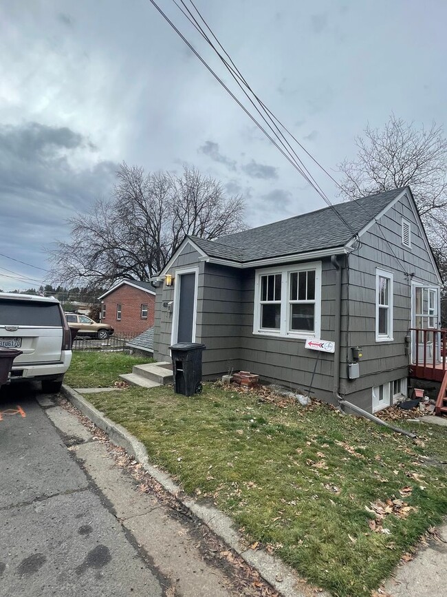 Building Photo - 1 Bedroom, 1 Bathroom located in Reaney Park!