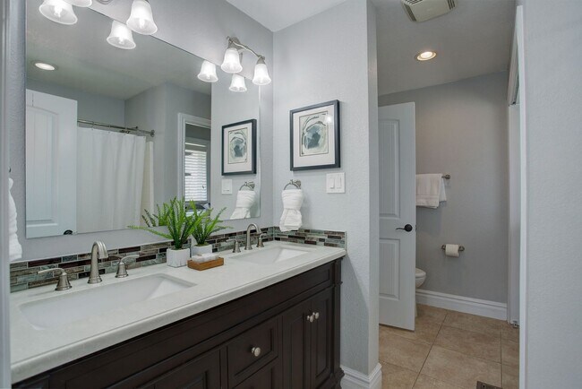 Building Photo - 4 Bed | 2 Bath | Spacious Backyard | Prime...