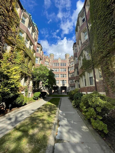 Building Photo - 10 Dana St