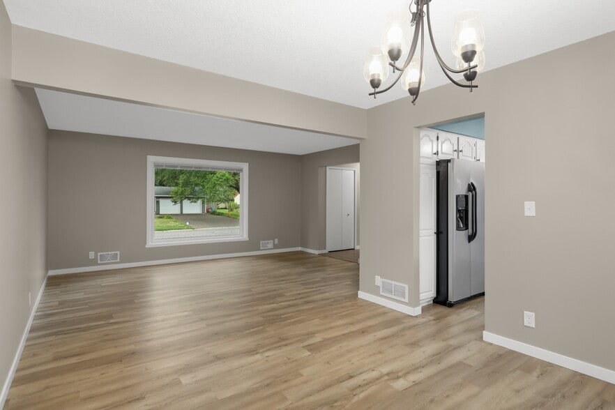 Dining - 2808 Aglen St