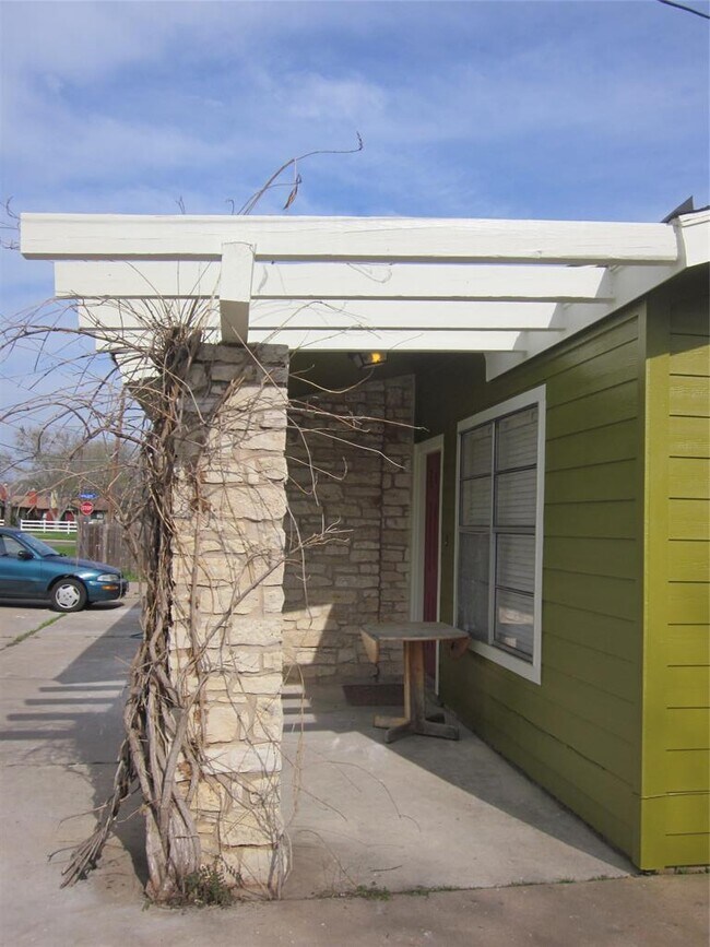 Building Photo - 102 Verna Spur