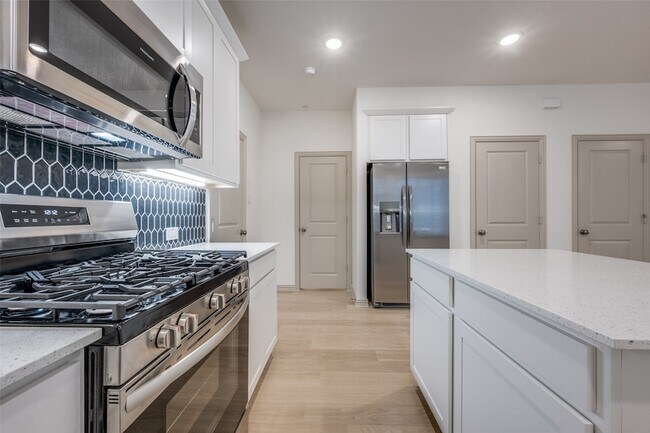 Building Photo - 512 Parkside Dr