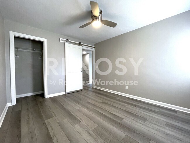 Building Photo - Freshly Renovated 2 Bed/1 Bath Apartment in Clearwater