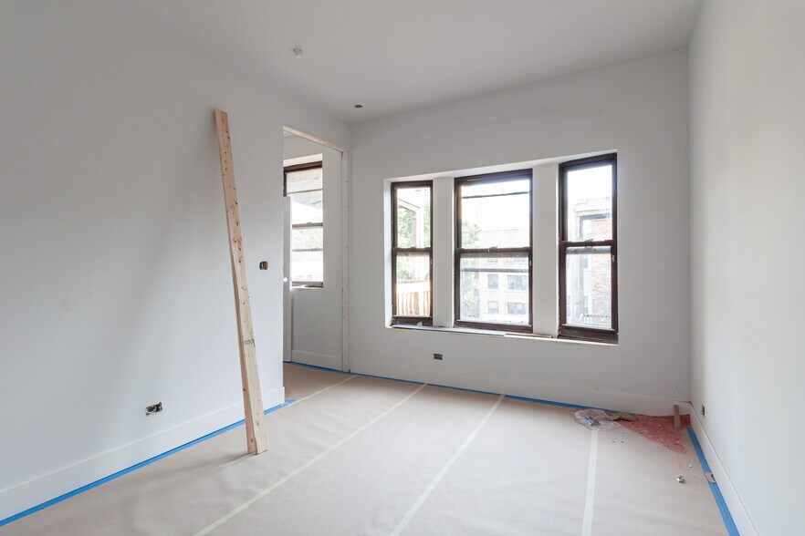 Building Photo - 817 W Montrose Ave