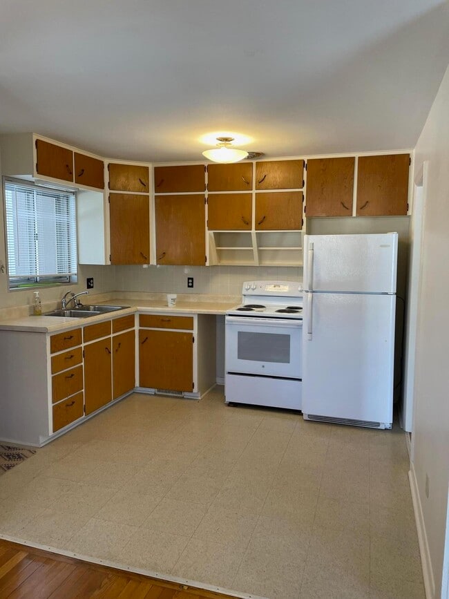 Building Photo - 2010 Hazelwood Dr