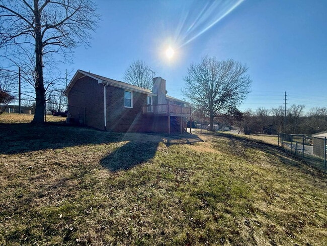 Building Photo - 3 Bedroom / 2 Bathroom Home in Springfield