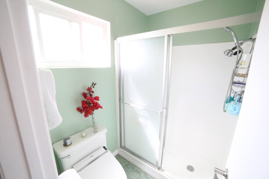 Master bath - 3512 Del Amo Blvd