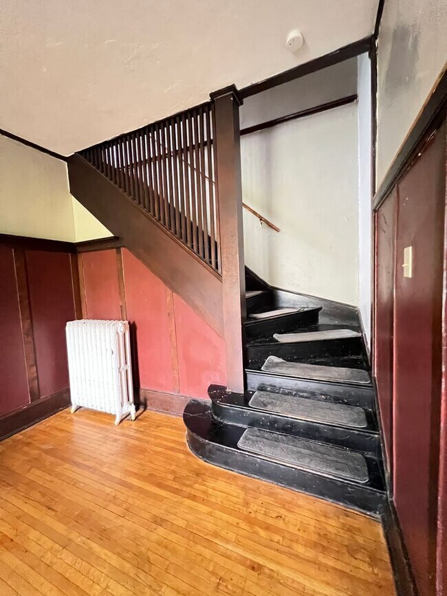 Building Photo - AVAILABLE JUNE -  4 Bed 1 Bath Townhome