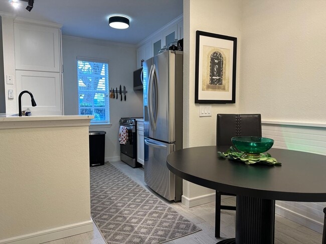 Building Photo - SEASONAL RENTAL - Downtown Sarasota Renova...