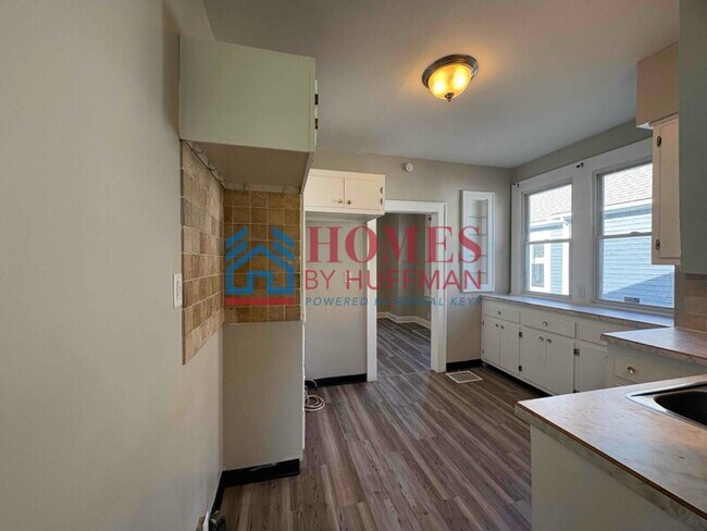 Building Photo - Two Bedroom House | Move in Ready