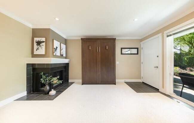 Building Photo - Waterfront Studio Kirkland Available for R...