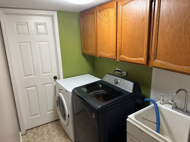Building Photo - 2404 Kenmore Ct