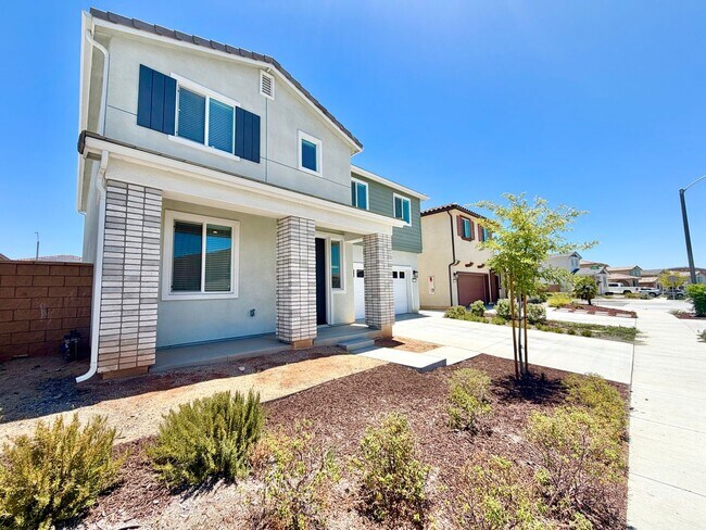Building Photo - Move-In Ready 5 Bedroom Home with Solar & Large Loft