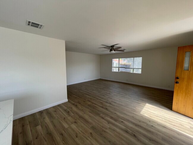 Building Photo - 1385 N Marengo Ave