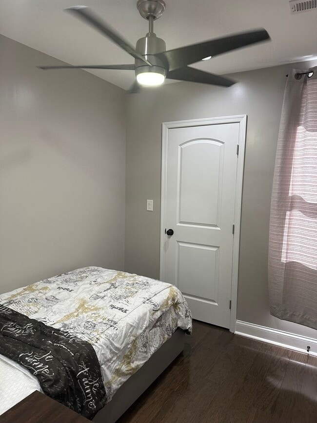 Building Photo - Fully Furnished! Spacious Rooms! Modern De...