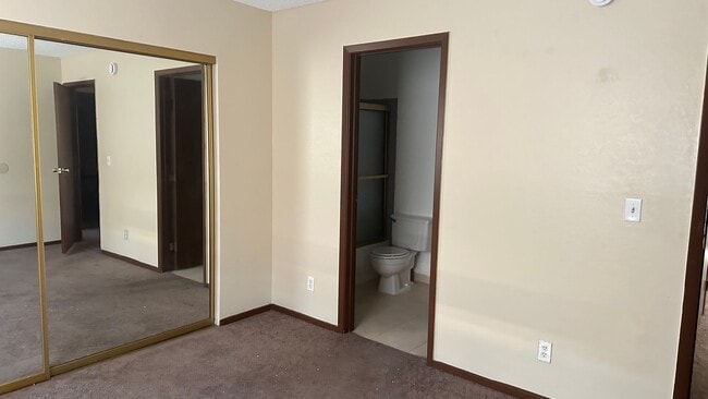 Building Photo - Beautiful & upscale 2 bedroom 2 bathrooms apartment Available for rent !!!  $ 1190