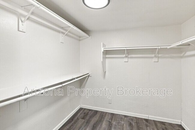 Building Photo - 3302 W Solano Dr S