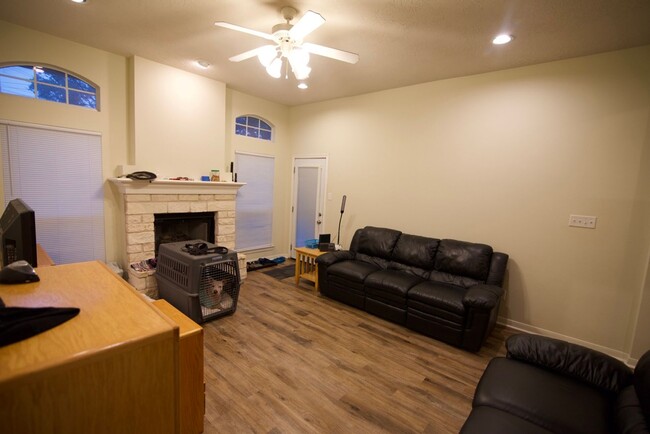 Building Photo - 3 Bedroom 2 Bath in South College Station,...