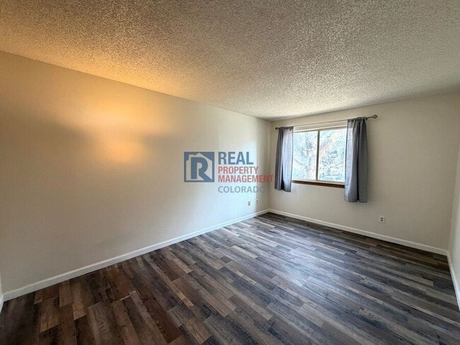 Building Photo - 1075 S Elkhart Way