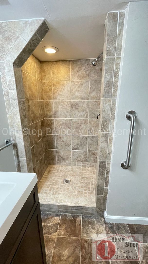 Building Photo - Beautiful 3 Bedroom / 2 Bathroom Duplex in...