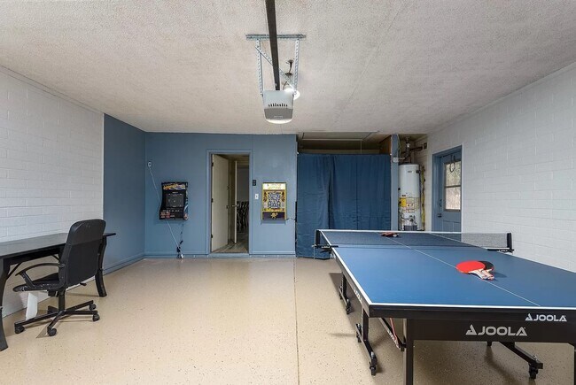 Building Photo - 635 E Manhatton Dr