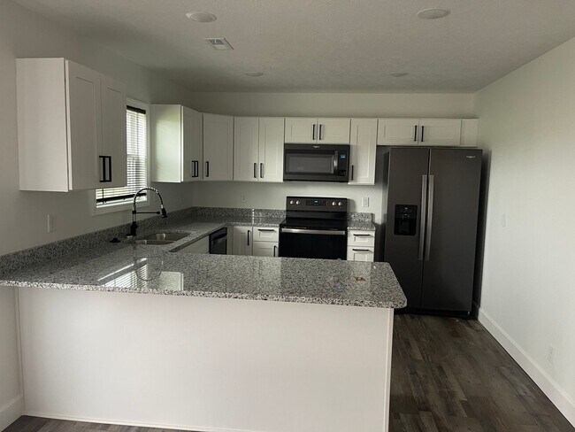 Building Photo - CHRISTMAS SPECIAL!!!! SANT IS PAYING HALF THE DEPOSIT IF YOU RENT IT IN DECEMBER