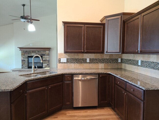 Building Photo - Beautiful Custom 3 bedroom 2 bath Home for Rent in Post Falls, ID