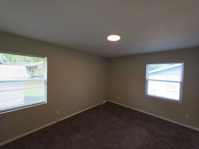 Building Photo - 4800 Crestmont Dr