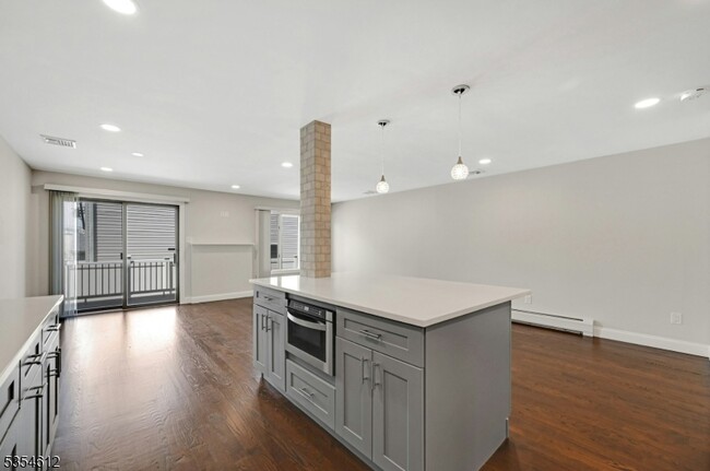 Building Photo - 266 Garibaldi Ave