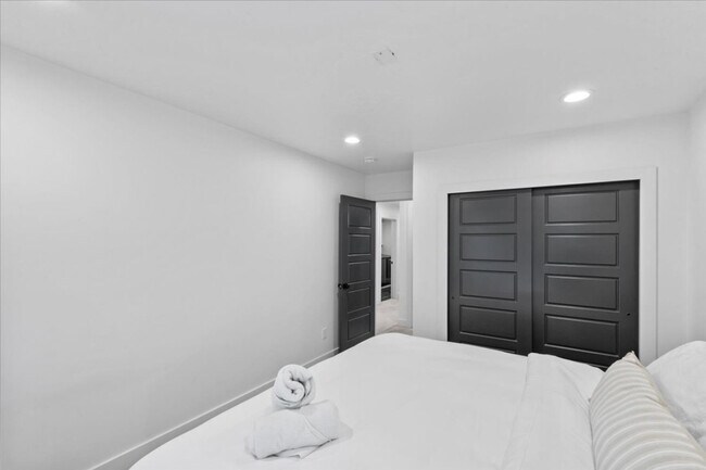Building Photo - 690 S Edge Ln