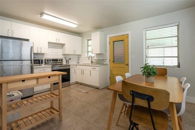 Building Photo - 320 NE 55th Terrace
