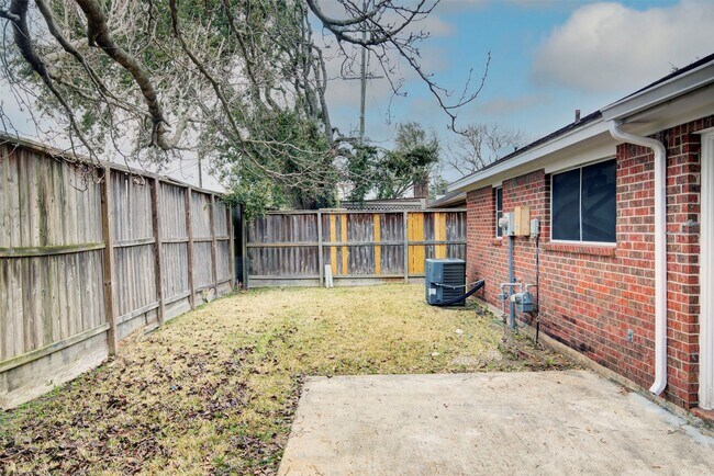 Building Photo - 1402 Forest Home Dr